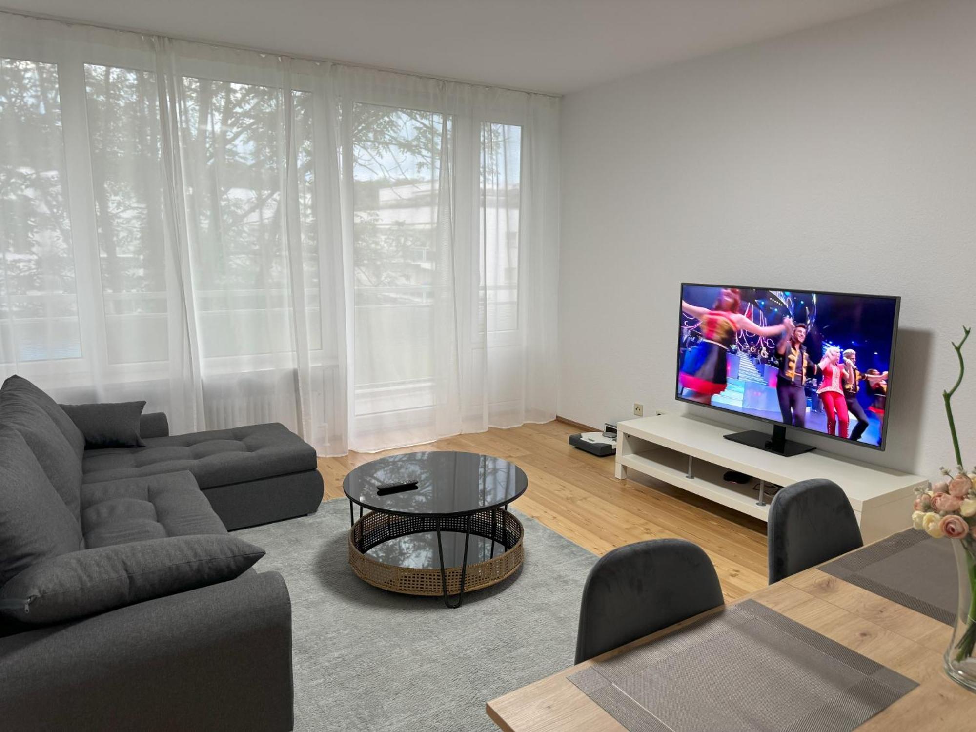Sunny With Pool Access Apartment *